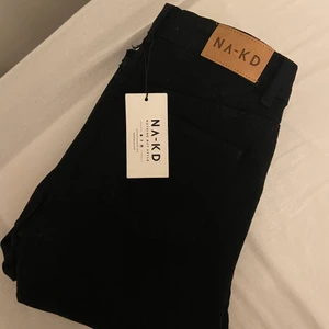 Svarta NA-KD byxor storlek 36 - Hej! Säljer dessa helt nya skitsnygga NA-KD byxor i storlek 36. Pris kan diskuteras 🙌🏼🥰