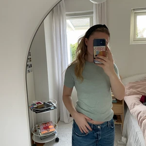 Turkos t-Shirt storlek S - Turkos T-Shirt i ett tjockare material storlek S ifrån Mango