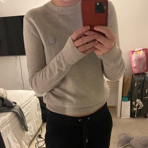 Acne studios tröja - En super fin stickad tröja från acne studios, använd fåtal gånger så i nyskick, köpt på nk för ca 1 år sen, säljer då den inte kommer till användning. Skriv för mer bilder osv💕💕