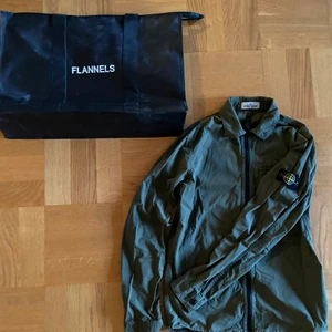 Stone island overshirt stl: 14 years  - Militär grön overshirt från Stone island.                               Stl: 14 years (170 cm).                                                         Köpt på Flannels.com                                                         Mycket bra skick.          Finns att hämta i Askim. 