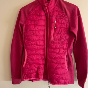 Peak Performance jacka - Funktionell jacka från Peak Performance i gott skick.