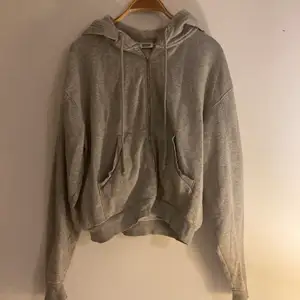 Grå weekday hoodie. Kan mötas upp eller frakta!