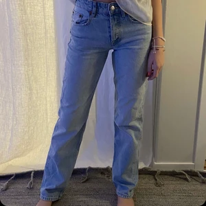 Zara mid rise straight jeans - Jag säljer mina ljus blåa slutsålda zara jeans då dom börjar bli för korta för mig (jag är 1,69). De är i fint skick och kostar i ordinarie pris 359kr. Köparen står för frakt!