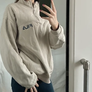 Fila-sweatshirt - Zip-up från Fila köpt second hand. Fint skick och snygg att stylea till jeans med de blåa detaljerna! Tröjan har fickor och har ett fleece-aktigt material inuti vilket gör det otroligt skön. Oversized fit på mig med storlek S. Skriv gärna om ni har frågor. Kan mötas upp i Lund eller skicka mot fraktkostnad 💗💗