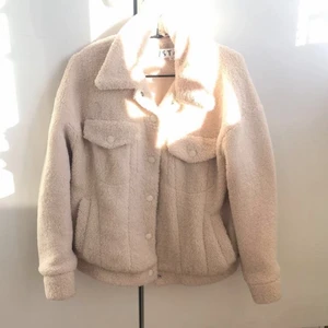 Teddyjacka - Säljer denna jacka då den är för stor på mig. Passar nog bättre på någon som är längre eller har en större storlek😇 Köpt för ca 800kr