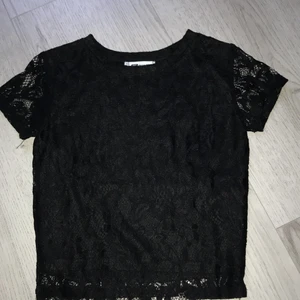 Spets T-shirt  - Säljer den för den kom aldrig t nån andvändning och säljer även billigt för vill bli av med den. Köparen står för frakten