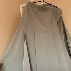 En grå kjol köpt i Danmark 