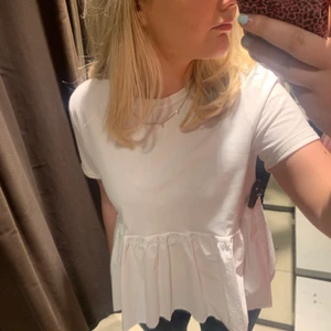 Zara topp - Så himla fin t-shirt med volang från zara, köpt i somras!🌞 Använd men i superfint skick, minimal fläck vid volangen men annars helt felfri, strl m men passar s🤍 
