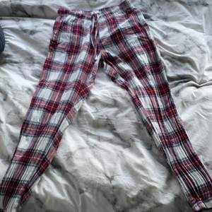 Pyjamas byxor från Cubus. 💗Köpta förra året men säljer nu då de har blivit för korta. Använda ofta men ändå i bra skick🧸