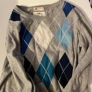 Stickad tröja - Sitter som S. Lite U-ringad krage. Bra skick.