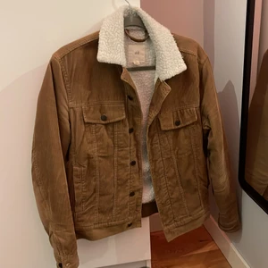 Snygg tidig vår-jacka från H/M   - Varm jacka från H/M i storlek S, nypris 599.   Använd en del