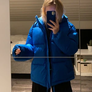 Puffer jacka hm - Säljer nu min puffer jacka från hm! Skit snygg men kommer inte till användning. Den är använd några få gånger så den är som ny. Buda från 150 kr! Passar xs-m