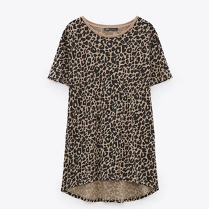 T-shirt från Zara 🐆 - Helt ny, använd 1 gång. Storlek M. Plagget kommer från ett djur-och rökfritt hem.