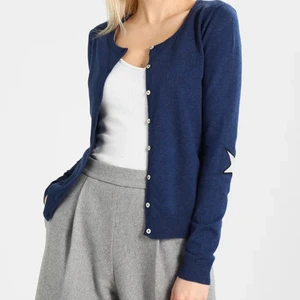 Mörkblå kofta med stjärnor - Säljer min fina kofta från märket culture med jätte söta stjärnor på armbågarna! Säljer endast för bra pris då jag tycker mycket om den men den kommer tyvärr inte till användning alls❤️