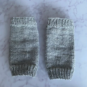 Torgvantar  - Säljer dessa korta torgvantar🎸💗 de är handgjorda av min mormor och går inte att hitta någon annan stans❤️ helt oanvända, men priset kan absolut diskuteras! GRATIS FRAKT🚚 