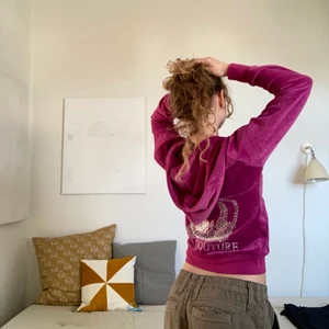 Juicy Couture sæt str. S - Hej! Jeg sælger dette helt nye Juicy Couture-sæt. Jeg sælger da det ikke lige er min stil og ikke kan byttes.  Jeg sælger det til 799kr og det er købt for 1200kr. Så sparer du 400kr på et Helt nyt sæt 🥰  MÆNGDERABAT- se gerne de andre ting på shoppen   Tags: y2k, 00, 90, 2000s, hiphop, baggy, streetwear, retro, genbrug, ed hardy, south pole, baggy, lavtaljede, wrung, vintage karl kani, indie, grunge, cyber, low waist, pelle pelle, evisu, jordan, juicy, perfume, ecko, grunge, gypsy, fairy, track