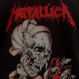 Metallica t-shirt - Supercool Metallica t-shirt i storlek L. Tröjan är i bra skick och har inga sprickningar på trycket. Säljer denna pågrund av att det ej är min stil längre🖤 