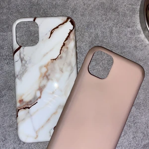 iPhone skal!! - säljer två stycken iPhone skal till iPhone 11. det rosa skalet är från h&m och har används en del och därav har den blivit lite smutsig på kanterna, det rosa skalet är SÅLT, marmor skalet är från amazon och är knappt använt, säljer det för 25kr+ frakt. 