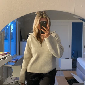 Stickad tröja med dragkedja  - Kollar intresset på denna stickade tröja ifrån hm, använd fåtal gånger, köpare står för frakt köp direkt för 300kr