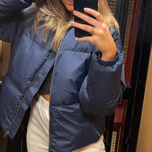 Mörkblå puff jacka  - Säljer en en super fin mörkblå puff jacka i sthl S som inte blivit tillräckligt använd💙 Säljer den för 500 då den nästan är helt ny.