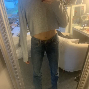 Grå skön tröja från New yorker  - Säljer denna jätte sköna tröja i storlek M eftersom jag inte använder den, köpte den för ungefär 3 veckor sen och sen dess har den bara ligger i min garderob💕 Köpt för 200kr