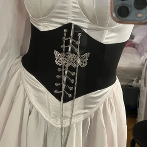 Korsett - Korsett med kardborre där bak, väldigt stretchig! köpte för att använda till halloween men den kom aldrig till användning! Helt ny💖 skriv gärna för fler bilder eller funderingar😽💖