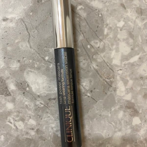 Qlinique Mascara 38grader - Qlinique Mascara 38grader, aldrig använd men köpt fel sort. Mascaran går bort av bara varmt vatten. Nypris 