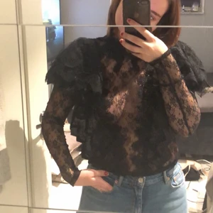 festtopp  - nly trend, storlek 38 men passar 36 bättre