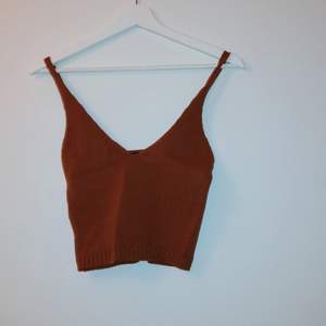 Rostrött stickat linne från Gina Tricot. Aldrig använt. Köpt för 150kr. Köparen står för leveransen och betalning sker via swish!💕