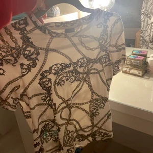 T-shirt  - Säljer denna jätte coola t-shirten från gina. 