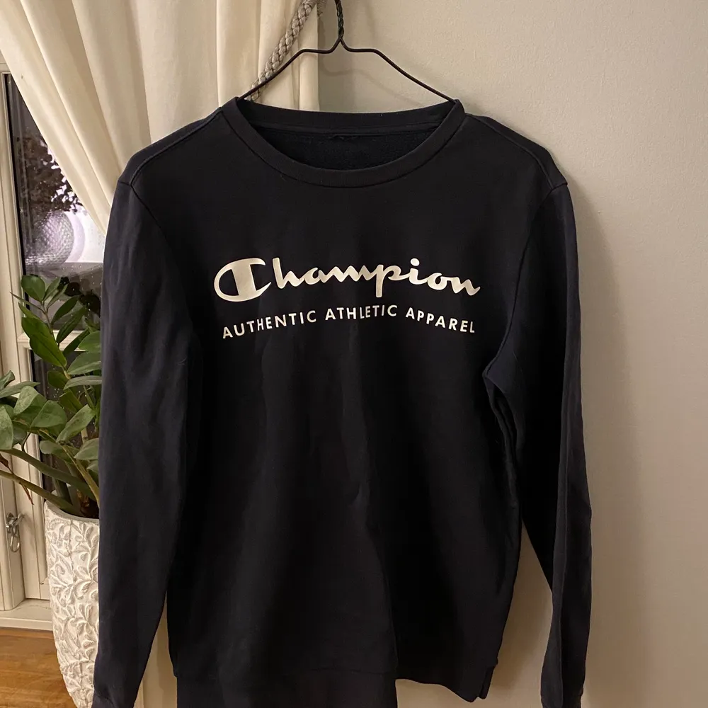 Marinblå/svart champion sweatshirt med vit text, sista bilden visar skicket på märket. . Tröjor & Koftor.