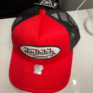 Von Dutch keps - Aldrig använd, helt ny som man ser på bilden ovan. Köp direkt för 200 eller buda :) 