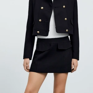 Zara kjol  - Säljer denna populära kjol från Zara som nu är slutsåld. I storlek xs, den är endast använd en gång. 