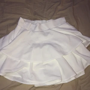  Vit volangkjol från SHEIN  -  Jag säljer en vit volangkjol från SHEIN. Helt oanvänd, köpte fel storlek!!! Kjolen har storlek XS men den är ganska så liten i midjan. Kjolen har även en dragkedja på sidan. Jättefin att ha på t.ex sommaren! Frakt ingår! säljer den just nu för halva priset!! 