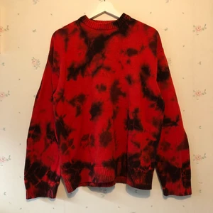 Weekday tie-dye sweater - Weekday tie-dye sweater i mycket bra skick! Nypris: 500kr. Skicka gärna ett meddelande om ni har frågor!