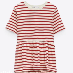 Zara tröja med röda ränder och volang - Tröja från zara med röda ränder som är använd ca 3 gånger, säljer den pga att den används för sällan, jag har klippt av lite längst ner så den är kanske 1 cm kortare men inget man tänker på 