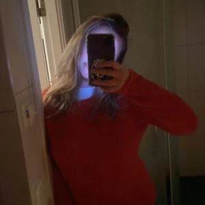 Vet ej  - En jättefin stickad tröja men en liten slits där nere vid kanten. Tröjan är knappast använd och det är en ganska höstlig färg, säljer pågrund utav att jag inte använder den. Om ni vill ha flera bilder så kan ni skriva💓💓