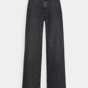 Weekday jeans - Modell:  Ace Wide High. Dragkedjan något sprucken. Använda i ca 1 år. 