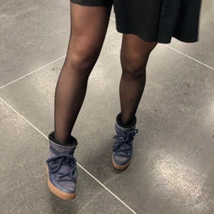 Inuiiki - Säljer mina mörkblåa inuiikis, det är jättefina och passar till allt. Det är i stolek 36 men passar mig som har 37-37,5. Är lite osäker på om jag vill sälja 🥰🥰 köpte för 2400