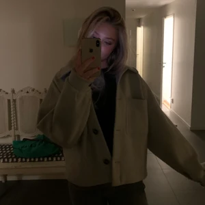 Kort kappa - Jättefin kort kappa från NAKD som är perfekt nu till våren💓💓Använd väldigt få gånger och ser ut som ny🤩