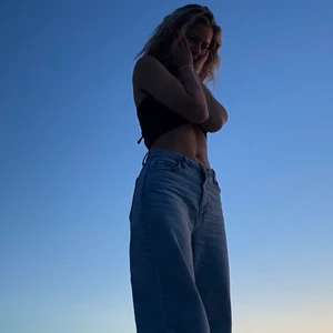 Straight wide jeans  - De SNYGGASTE jeansen utan tvekan. Varit mina favoritjeans men tyvärr har de blivit för stora. Storlek 34 men passar mer en 36. Jag är 163 o de är för långa på mig men går självklart att klippa av. På mig går de även att ha mid waist! 250kr+frakt (nypris: 500kr)