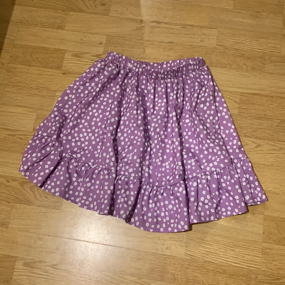 Säljer min lila kjol från shein i storlek 150! Är jättefin att ha på sommaren. Säljer för att jag vill köpa nya kjolar. . Kjolar.