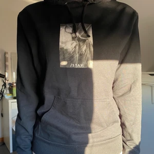 Hoodie med tryck - Svart hoodie med tryck på bröstet. Köpt på carlings för 300kr. 