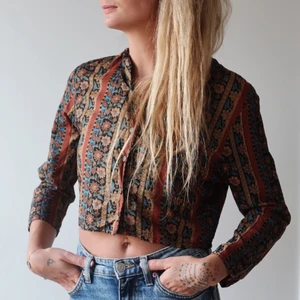 Mönstrad skjorta  - Okänd storlek men jag är vanligtvis en S. Frakt tillkommer 