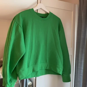 Grön sweatshirt  - Grön sweatshirt i storlek M (skulle säga de är en S)💚 använd 1 gång men säljer för att den inte kommer till användning💚