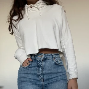 Croppad hoodie  - ☁️En vit croppad hoodie! Den är i onesize men passar XS/S. Frakten kan bli mer eller mindre beroende på vilket paket den får plats i!☁️