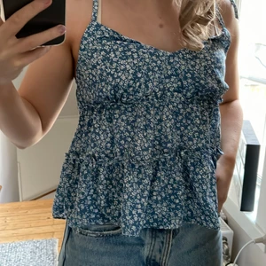 Topp - Säljer denna snygga topp i st S. Säljer för 150kr + frakt 💞