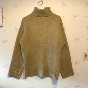 Beige turtleneck sweater - Finstickad varm o skön beige turtleneck sweater! I nyskick! Den är oversized på mig som har strlk S, jättemysig och gullig!