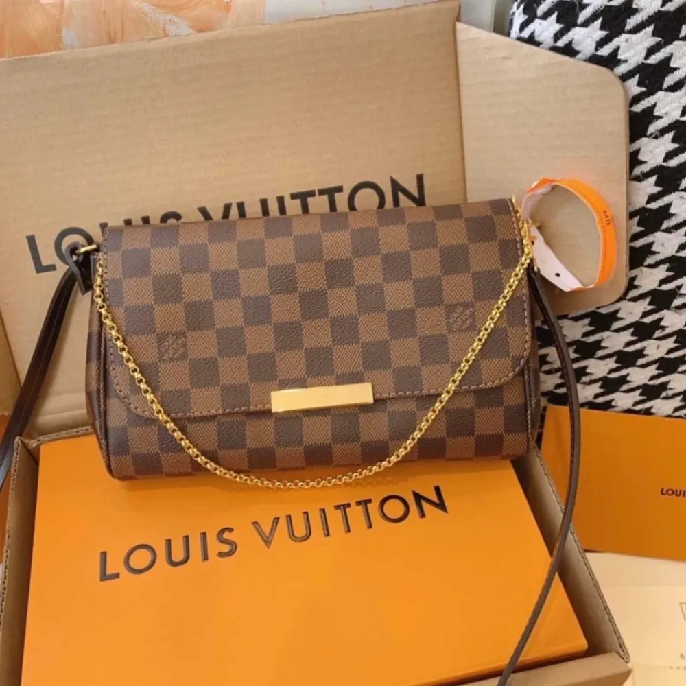 Superfin kopia av Louis Vuitton väska favorite MM. Använd 2 gånger och är så gott som ny. Kontakta privat för fler bilder. Köptes för 1700. Möts i stockholm eller köparen betalar frakten. Väskor.