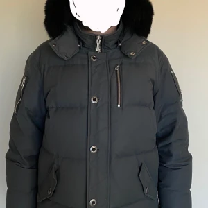 Moose knuckles jacka - Vinterjacka ifrån märket ”Moose knuckles”. Den var använd ett fåtal gånger under förra året och har inte riktigt kommit till användning den här vintern, därför är den precis som ny.  Storlek XXL Färg granite 